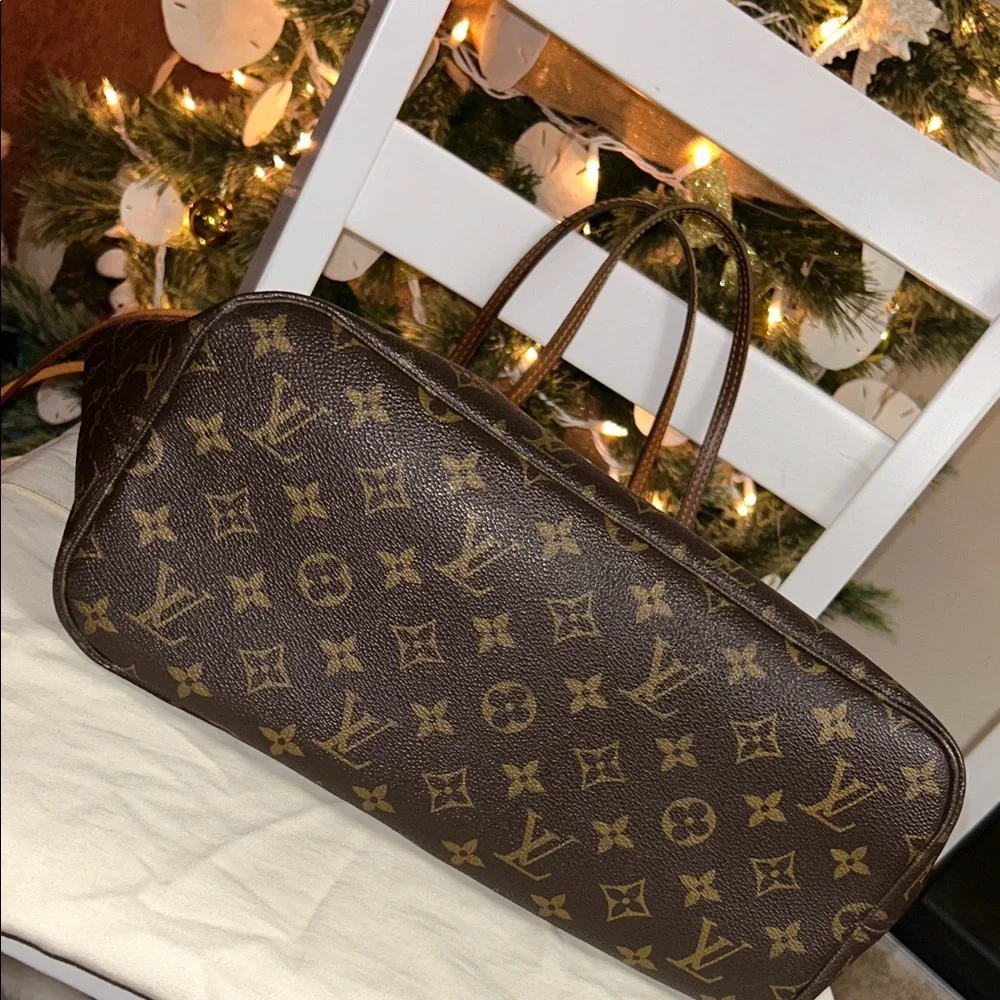 Louis Vuitton Neverfull MM - Picture 6 of 17